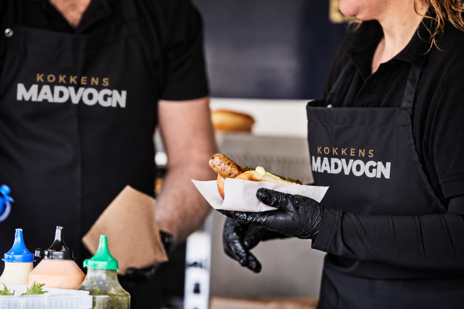 Kokkens Madvogn tilbereder en gourmet-hotdog
